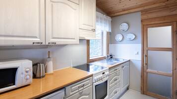 Réfrigérateur, micro-ondes, batterie de cuisine, vaisselle et ustensiles