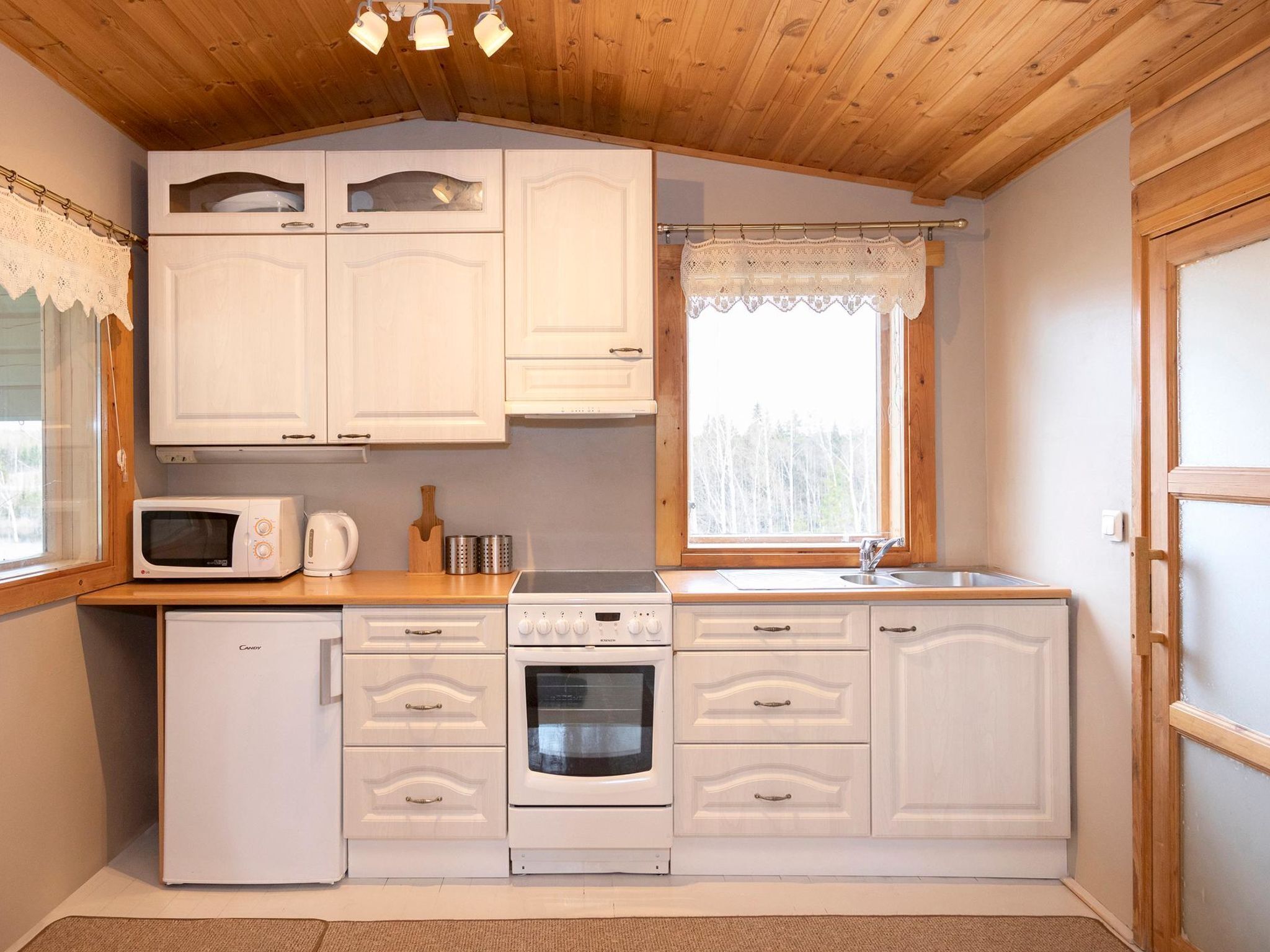 Geladeira, micro-ondas, talheres/pratos/utensílios de cozinha