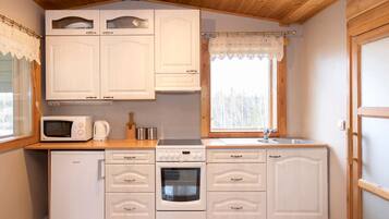 Geladeira, micro-ondas, talheres/pratos/utensílios de cozinha