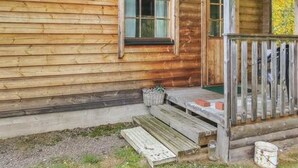 Une cabane en bois avec une enseigne portant l’inscription « UISKU » sur la façade.