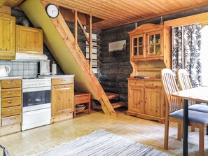 Geladeira, micro-ondas, lava-louças, cadeirão de bebê