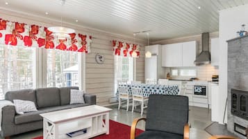 Ein modernes Wohnzimmer mit einer Couch, einem Couchtisch und einem Kamin.