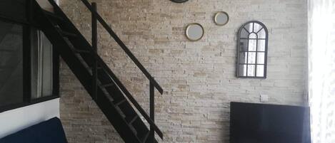 Una televisión, un reproductor de DVD