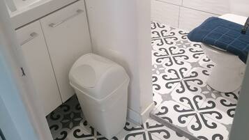 Dusche, Haartrockner, Hausschuhe, Handtücher