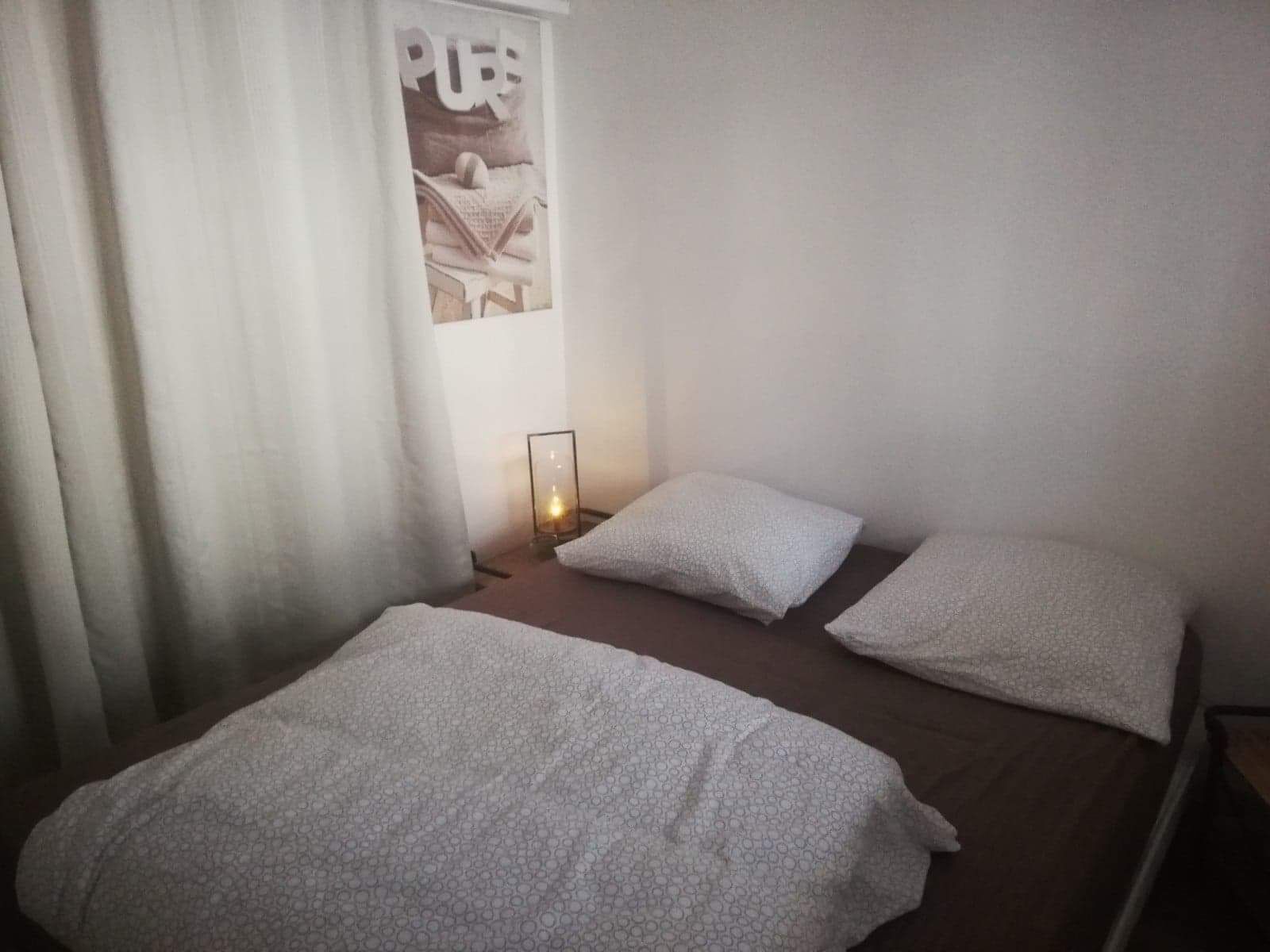 2 chambres, bureau, chambres insonorisées, fer et planche à repasser