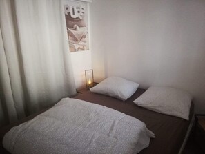 2 chambres, bureau, chambres insonorisées, fer et planche à repasser