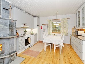 Réfrigérateur, micro-ondes, lave-vaisselle, chaise haute