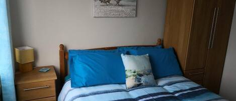 2 slaapkamers, een strijkplank/strijkijzer, gratis wifi, beddengoed