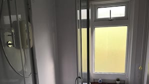 Dusj, hårføner, såpe og sjampo