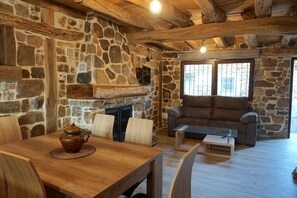 Dining - Ideal for families and friends surrounded by mountainous and rugged landscapes (Palancares)