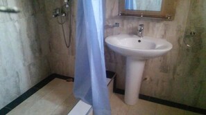 Executive Double Room | Bathroom | Deep soaking tub, rainfall showerhead, free toiletries, towels - Whyte View Lodge (Sekondi-Takoradi)