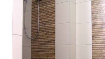 Dusche, Haartrockner, Handtücher, Seife