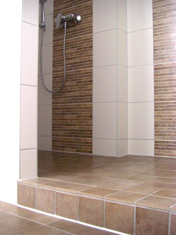 Douche, sèche-cheveux, serviettes fournies, savon