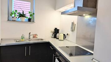 Kühlschrank, Ofen, Herdplatte, Wasserkocher mit Kaffee-/Teezubehör