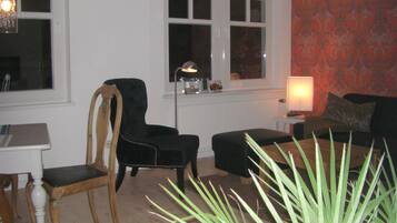 Smart-TV, DVD-Player, Bücher, Musikbibliothek