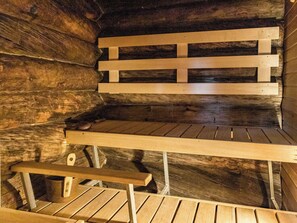 A wooden interior with benches and a sloped ceiling. - Ylläsnäkyy 7 / karkelo by Interhome (Äkäslompolo)