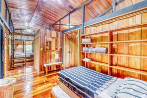 3 bedrooms, iron/ironing board, internet, bed sheets