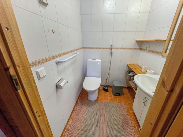 Ein kleines Badezimmer mit Toilette, Bidet und Waschbecken.
