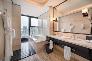 Bồn tắm và buồng tắm vòi sen riêng, vòi sen phun mưa 