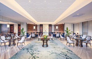 3 间餐厅，供应午餐和晚餐，中国菜