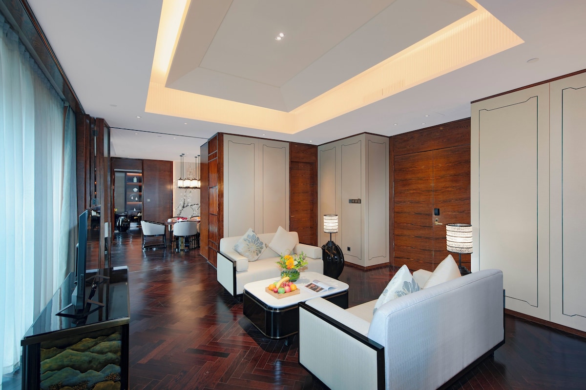 Suite, 1 King Bed | Premium bedding, pillow-top beds, minibar, in-room safe