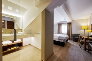 Quarto luxo, 1 cama Queen | Cofres nos quartos, cortinas blackout, quartos à prova de som
