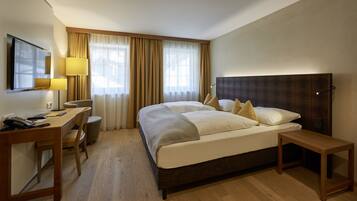Deluxe Room, 1 Queen Bed | In-room safe, blackout curtains, soundproofing, free WiFi