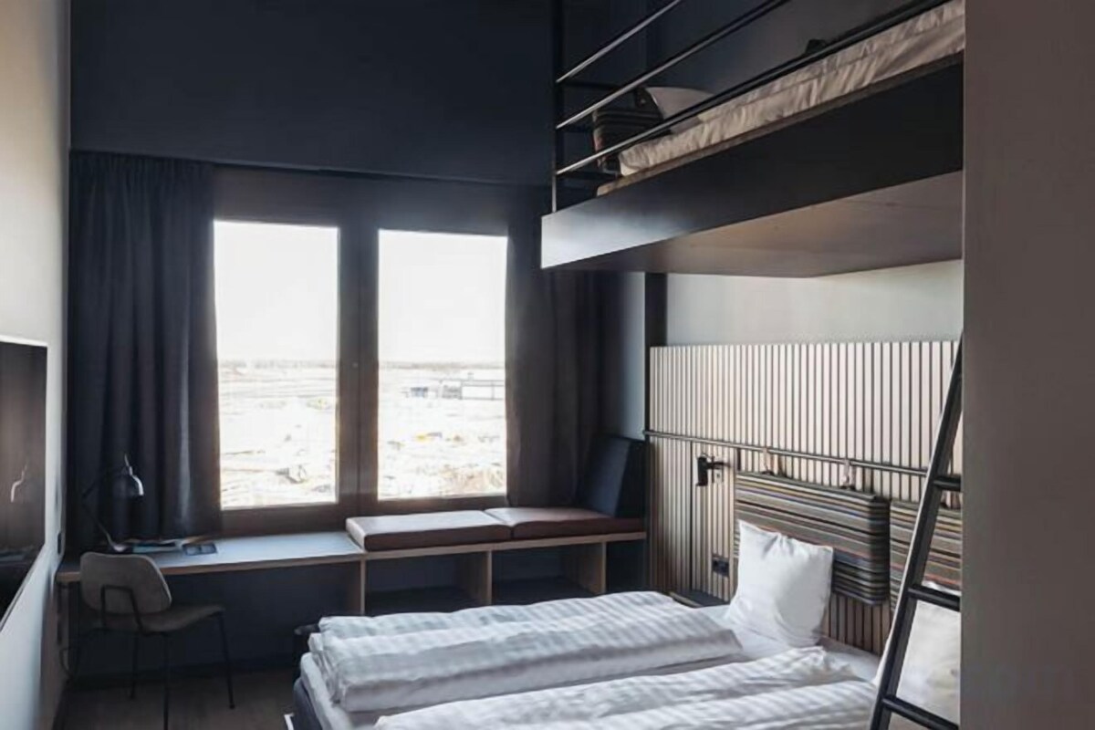 Ropa de cama hipoalergénica, cortinas opacas, sistema de insonorización