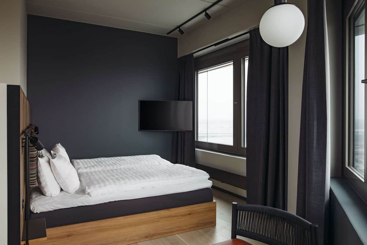 Deluxe Room, 1 King Bed, Non Smoking | Blackout curtains, soundproofing, free WiFi, bed sheets