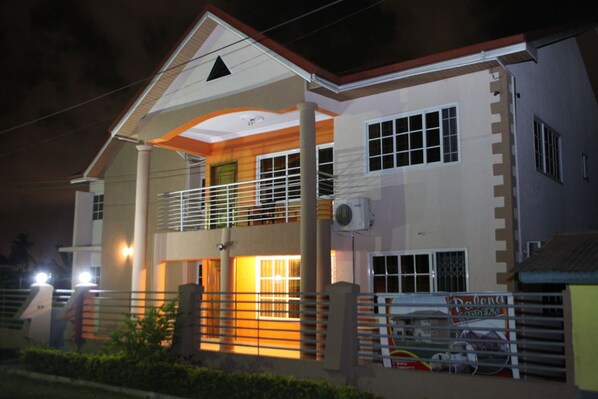 施設の正面 (日没後)