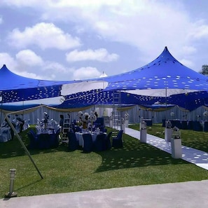 朝食、ランチ、ディナーに営業