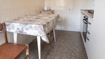 冷蔵庫、オーブン、ダイニングテーブル