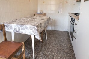 Réfrigérateur, four, tables à manger