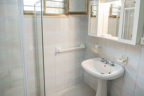 Shower, bidet, towels - N097 - Numana, single house with sea view 100mt from the beach (Numana)