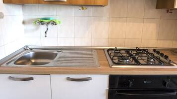 Réfrigérateur, four, tables à manger