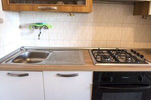 Réfrigérateur, four, tables à manger