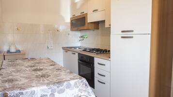 Køleskab, ovn, spisebord