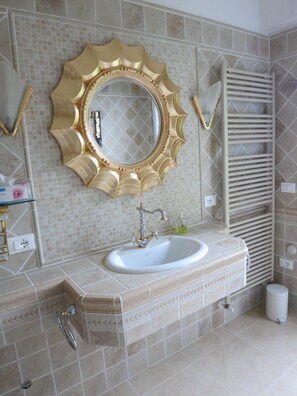 Douche, sèche-cheveux, bidet, savon