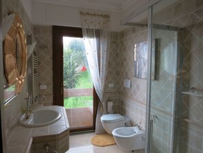 Dusche, Haartrockner, Bidet, Seife