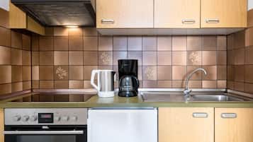 Fridge, oven, toaster, cookware/dishes/utensils