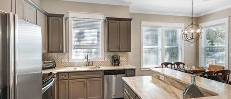 ثلاجة، ميكروويف، فرن، موقد طهي مسطح