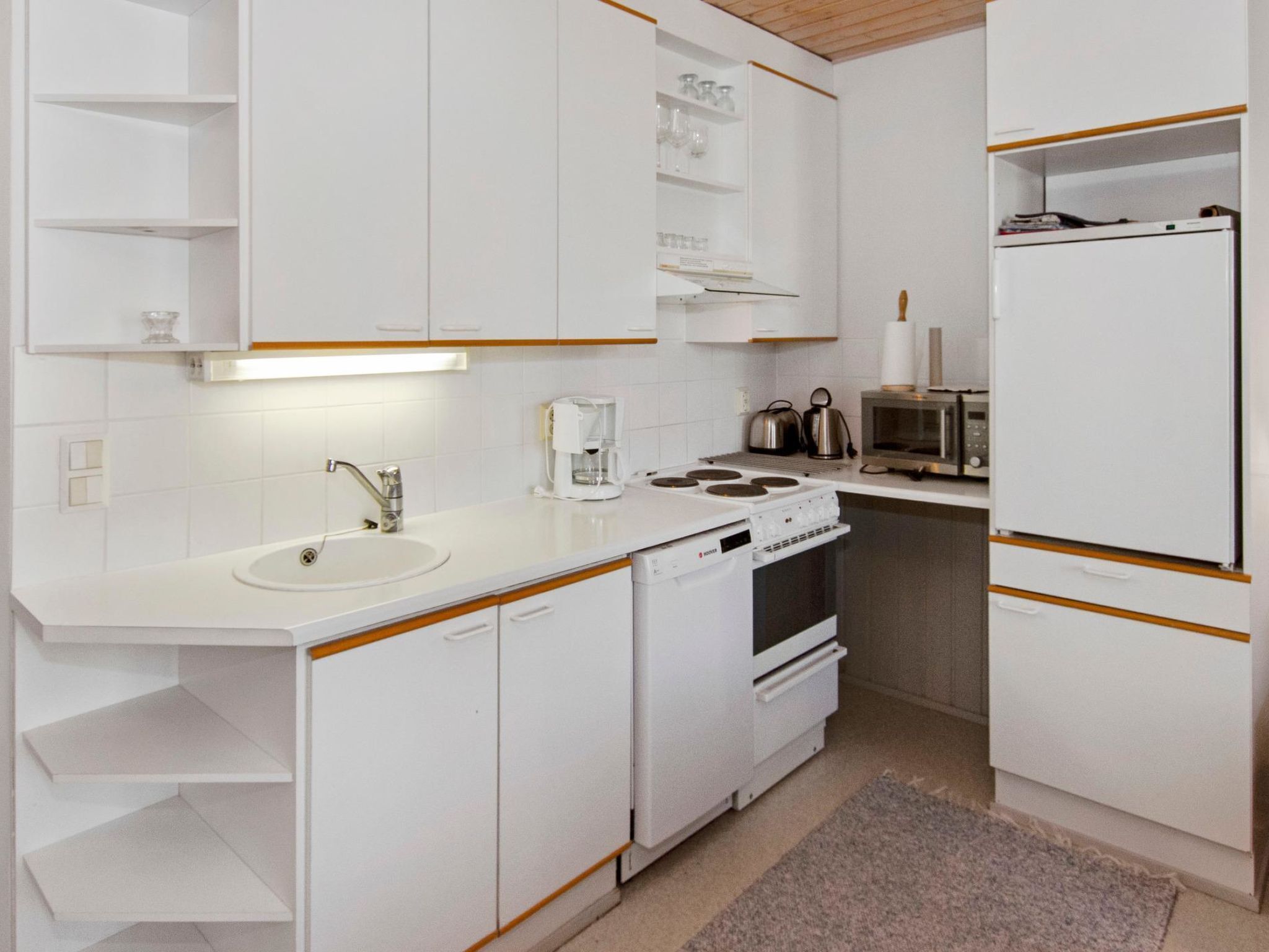 Kühlschrank, Mikrowelle, Geschirrspüler, Kochgeschirr/Geschirr/Besteck