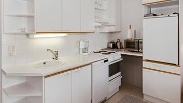 Fridge, microwave, dishwasher, cookware/dishes/utensils