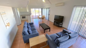 TV - Osprey Holiday Village Unit 118 - Villa with a Pool in the Complex (EXMOUTH)
