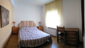 5 Schlafzimmer, Schreibtisch, Bügeleisen/Bügelbrett, Reisekinderbett