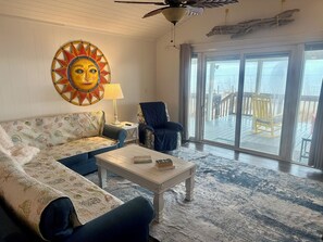 智能電視、壁爐、Netflix、DVD 播放機