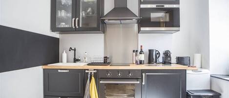 Réfrigérateur, un four, grille-pain, vaisselle et ustensiles