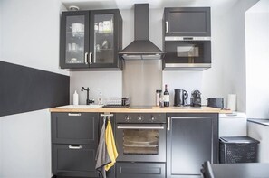 Fridge, oven, toaster, cookware/dishes/utensils - cosy apartment in the heart of Bordeeaux - 3ème étage - Place du Palais (BORDEAUX)