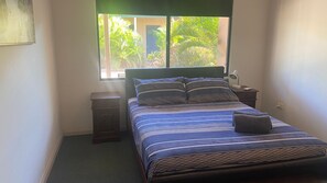 3 bedrooms, desk