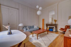 TV, fireplace
